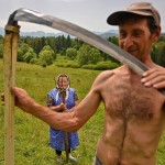 Nhiều người nông dân ở Balan vẫn sử dụng cào và lưỡi hái để thu lượm nông sản - © Bart Omiej Jurecki